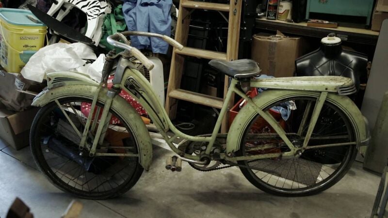 Una bicicleta de la posguerra despierta la curiosidad en Mike