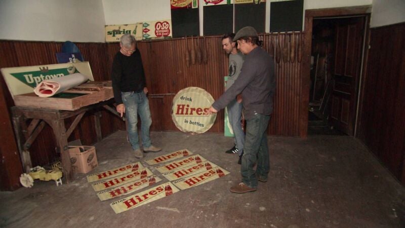 Robbie descubre una sorprendente colección de carteles antiguos que están casi nuevos