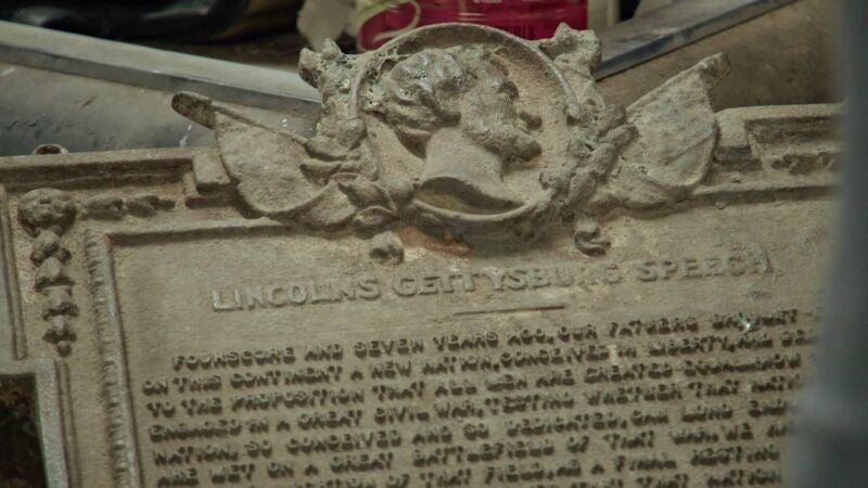 Jersey no lo duda ni un segundo y compra un cartel de hierro con un famoso discurso de Lincoln labrado