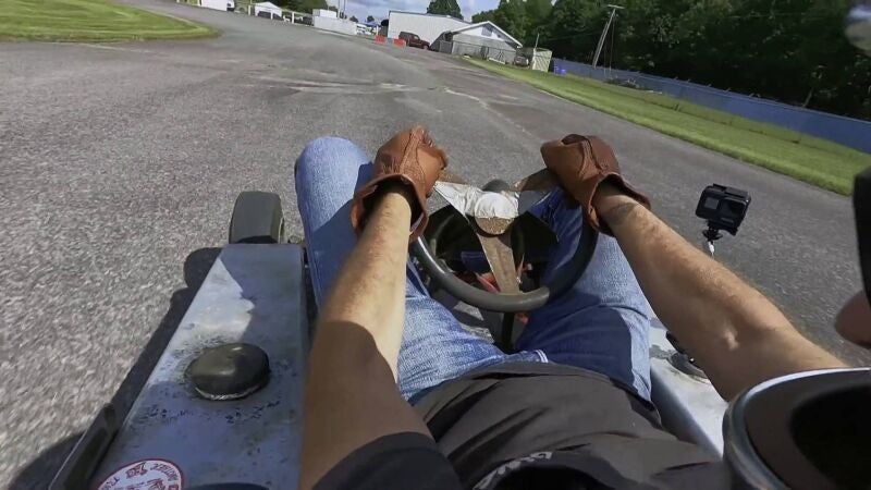 Una carrera de karts entre Robbie y Mike para ver qué hermano es más rápido