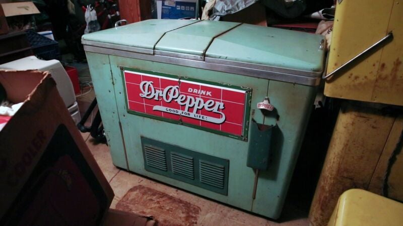 Robbie se acaba jugando a cara o cruz el precio de una nevera de Dr. Pepper