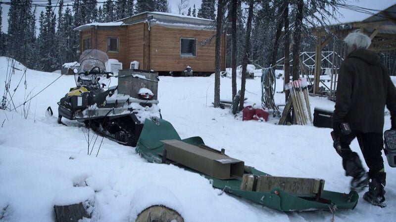 Andy inicia un peligroso viaje sobre el río Yukón con unas baterías que necesita para mantener su campamento