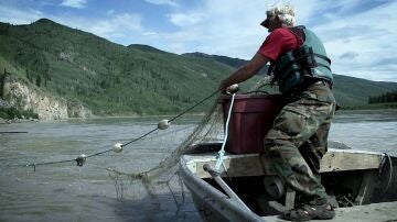 Colocar una red de pesca en el río es una tarea compleja y muy peligrosa