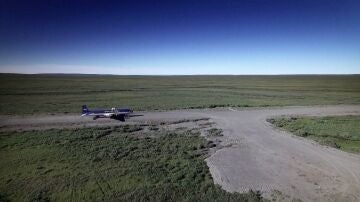 Sue Aikens recibe un avión de grandes dimensiones en el remoto campamento del río Kavik