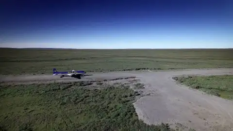 Sue Aikens recibe un avión de grandes dimensiones en el remoto campamento del río Kavik Sue Aikens recibe un avión de grandes dimensiones en el remoto campamento del río Kavik
