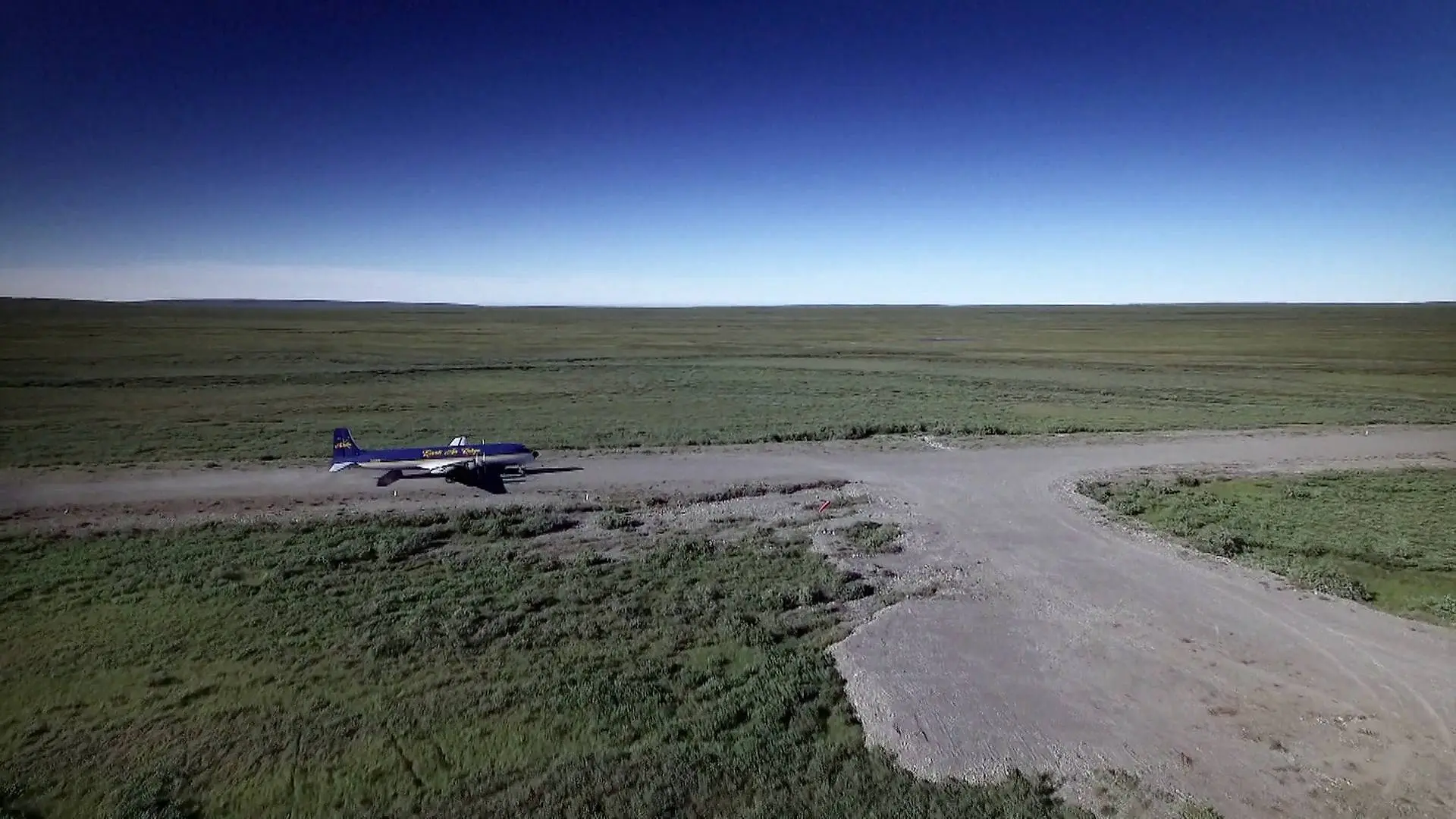 Sue Aikens recibe un avión de grandes dimensiones en el remoto campamento del río Kavik Sue Aikens recibe un avión de grandes dimensiones en el remoto campamento del río Kavik