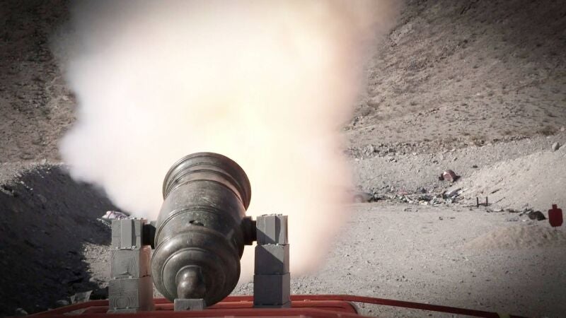 Álex Cranmer prueba un obús de bronce del siglo XIX y un coche explota por los aires