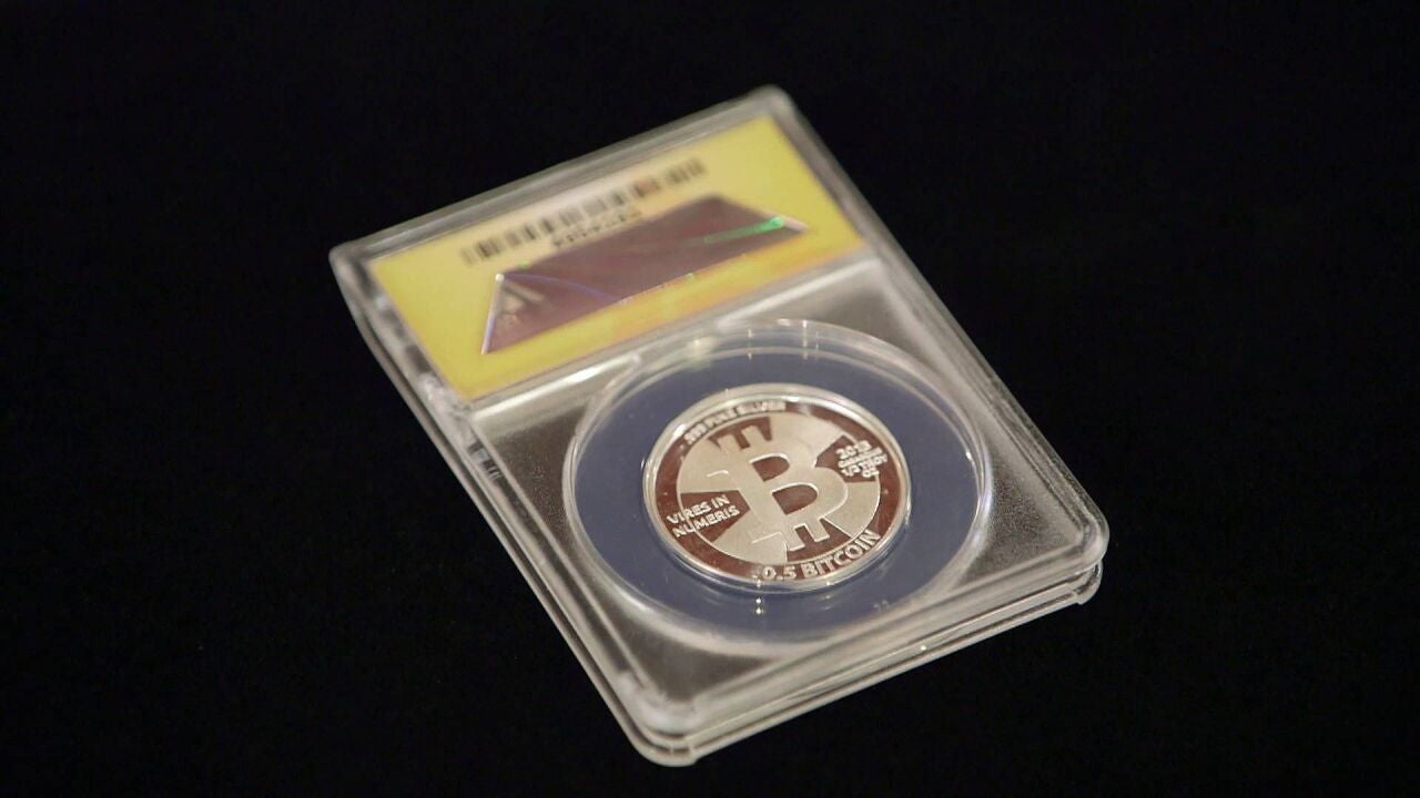 Las criptomonedas se cuelan en La casa de empeños y un vendedor quiere  vender un bitcoin físico