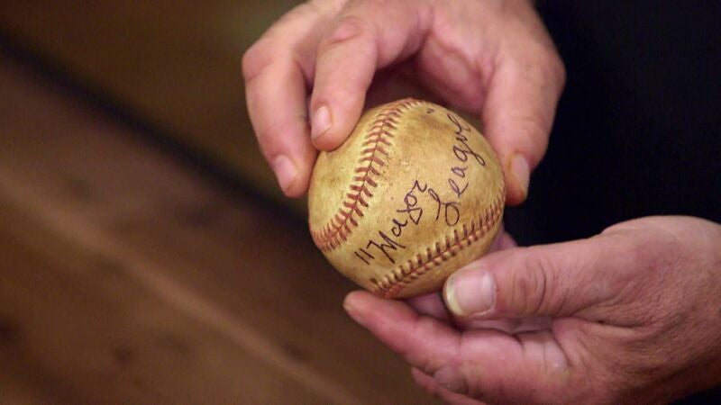 Rick negocia con una joven de Savannah el precio por un guante y una pelota de beisbol firmada por un famoso actor