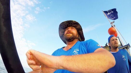 El barco de Dave Carraro lidera la flota, pero el Fish Hawk le pisa los talones con su remontada