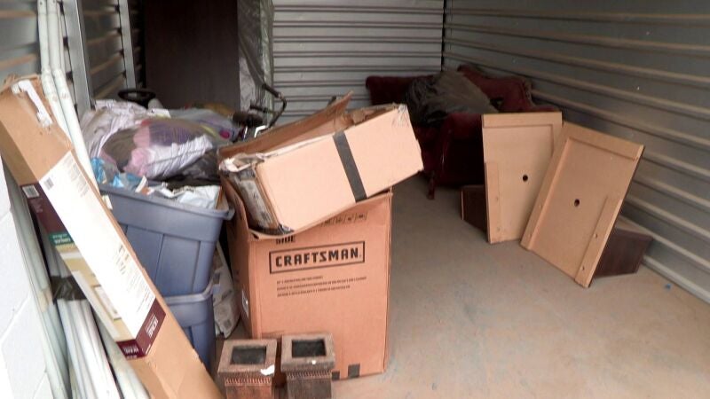 René se burla de Kenny tras haber pujado por un trastero que nadie quería