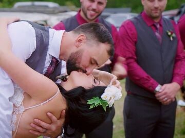 Rodeados de coches oxidados, Connor y su novia sellan su amor para siempre