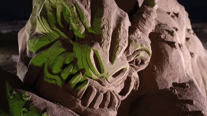 Luces led para acompañar a unas terroríficas esculturas que cobran mayor dramatismo por la noche