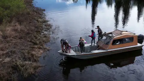 Aprender a subsistir: Ricko Dewilde enseña a sus hijos a pescar en Alaska Aprender a subsistir: Ricko Dewilde enseña a sus hijos a pescar en Alaska