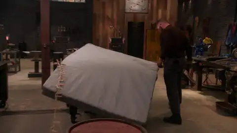 Forjado a fuego - Los herreros sacan el acero de pinzas de la ropa o una cama elástica Forjado a fuego - Los herreros sacan el acero de pinzas de la ropa o una cama elástica