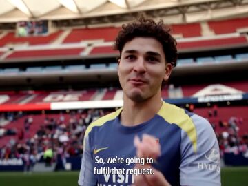 Juli&aacute;n &Aacute;lvarez deja una rosa en el campo por un fan que perdi&oacute; a su hija