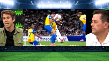 Álex Silvestre y Tomás Roncero 'se enzarzan' por los errores arbitrales en el Bernabéu