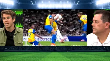 Álex Silvestre y Tomás Roncero 'se enzarzan' por los errores arbitrales en el Bernabéu Álex Silvestre y Tomás Roncero 'se enzarzan' por los errores arbitrales en el Bernabéu