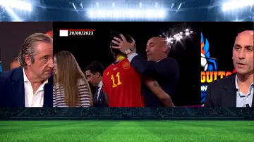 Rubiales carga contra Jenni Hermoso: “Una persona con la madurez de 33 años no tiene un cambio de opinión, tiene un cambio de versión” Rubiales carga contra Jenni Hermoso: “Una persona con la madurez de 33 años no tiene un cambio de opinión, tiene un cambio de versión”