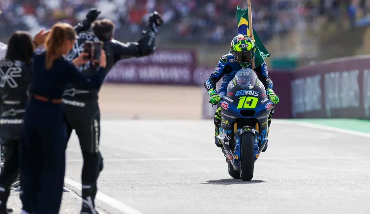 El piloto brasileño Diogo Moreira celebra su victoria en el Grand Premio de Portugal de Moto2.