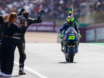 El piloto brasile&ntilde;o Diogo Moreira celebra su victoria en el Grand Premio de Portugal de Moto2.