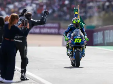 El piloto brasileño Diogo Moreira celebra su victoria en el Grand Premio de Portugal de Moto2. El piloto brasileño Diogo Moreira celebra su victoria en el Grand Premio de Portugal de Moto2.