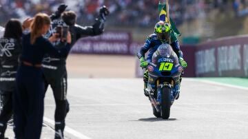 El piloto brasileño Diogo Moreira celebra su victoria en el Grand Premio de Portugal de Moto2.