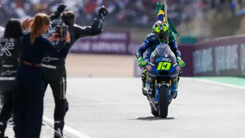 El piloto brasileño Diogo Moreira celebra su victoria en el Grand Premio de Portugal de Moto2. El piloto brasileño Diogo Moreira celebra su victoria en el Grand Premio de Portugal de Moto2.