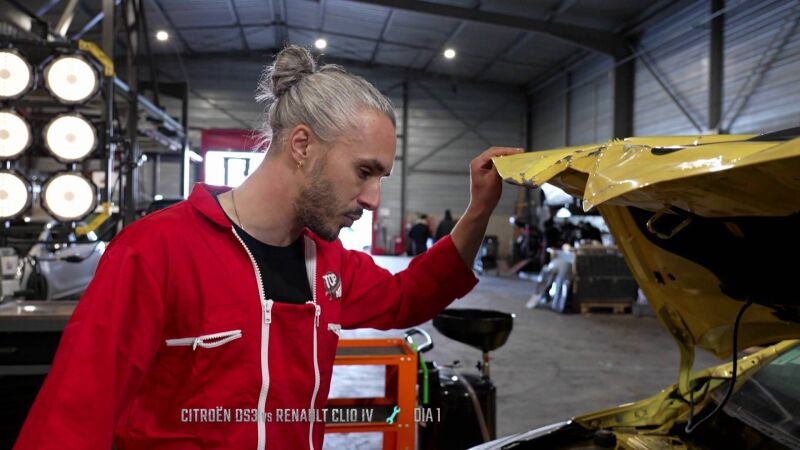 Kevin se enfrenta a un coche sin nada en el interior: ni volante ni asientos