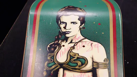Un monopatín de la princesa Leia firmado por Carrie Fisher llega a la tienda… ¿pero vale realmente lo que piden por él? Un monopatín de la princesa Leia firmado por Carrie Fisher llega a la tienda… ¿pero vale realmente lo que piden por él?