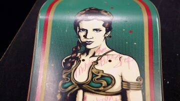 Un monopat&iacute;n de la princesa Leia firmado por Carrie Fisher llega a la tienda&hellip; &iquest;pero vale realmente lo que piden por &eacute;l?