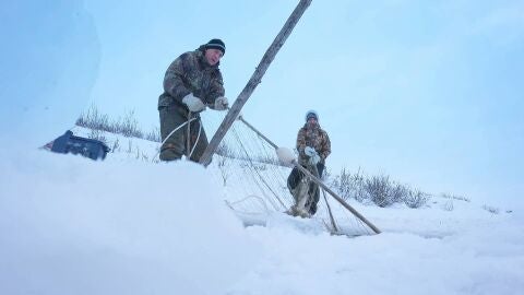La familia Hailstone desaf&iacute;a el hielo de Noorvik para alimentar a sus perros