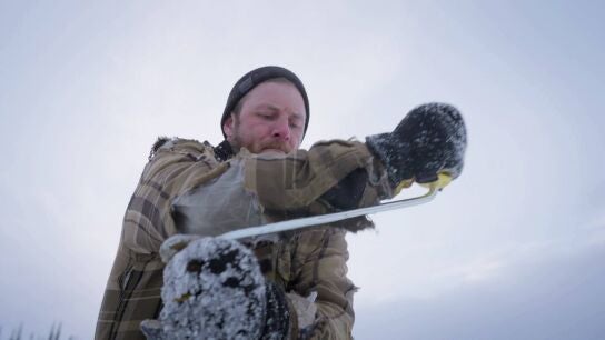 Johnny Rolfe desaf&iacute;a el hielo de Alaska con la pesca fija para conseguir alimento