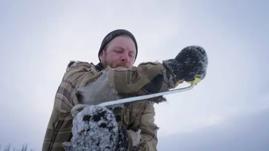 Johnny Rolfe desafía el hielo de Alaska con la pesca fija para conseguir alimento Johnny Rolfe desafía el hielo de Alaska con la pesca fija para conseguir alimento