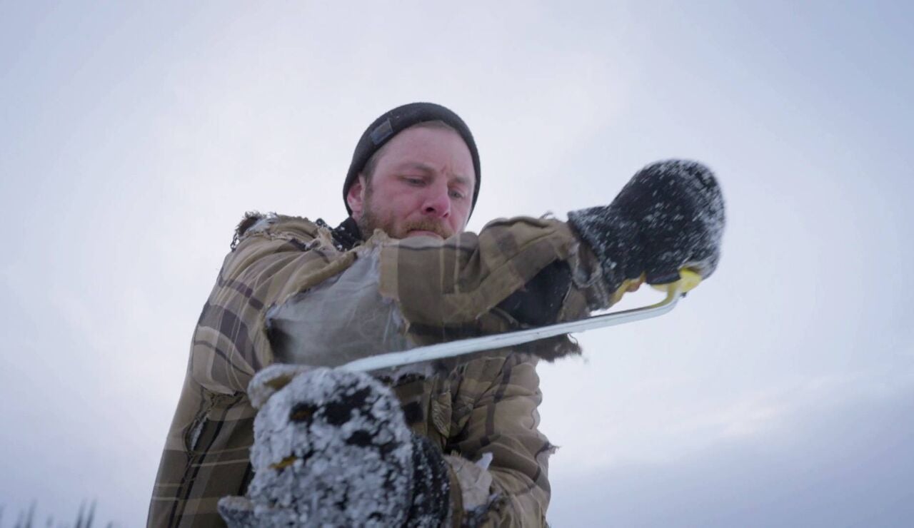 Johnny Rolfe desaf&iacute;a el hielo de Alaska con la pesca fija para conseguir alimento