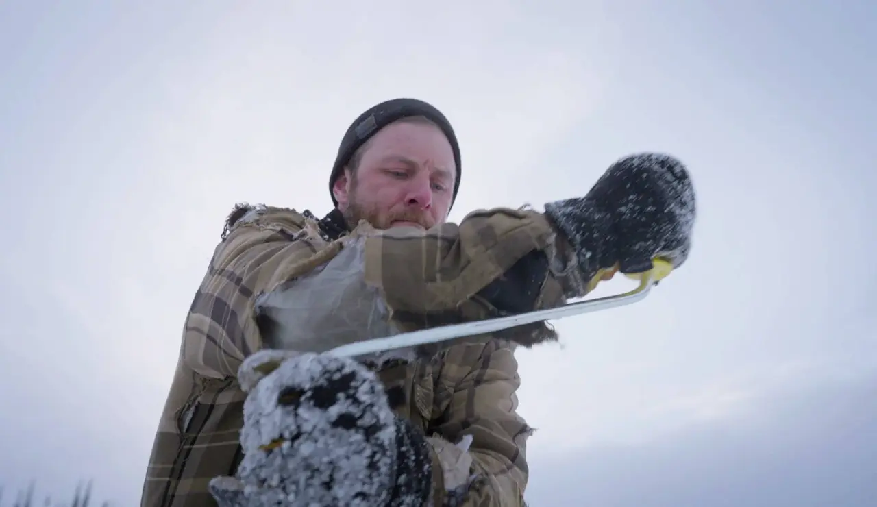 Johnny Rolfe desafía el hielo de Alaska con la pesca fija para conseguir alimento