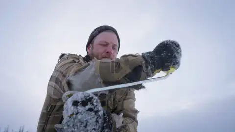 Johnny Rolfe desafía el hielo de Alaska con la pesca fija para conseguir alimento Johnny Rolfe desafía el hielo de Alaska con la pesca fija para conseguir alimento