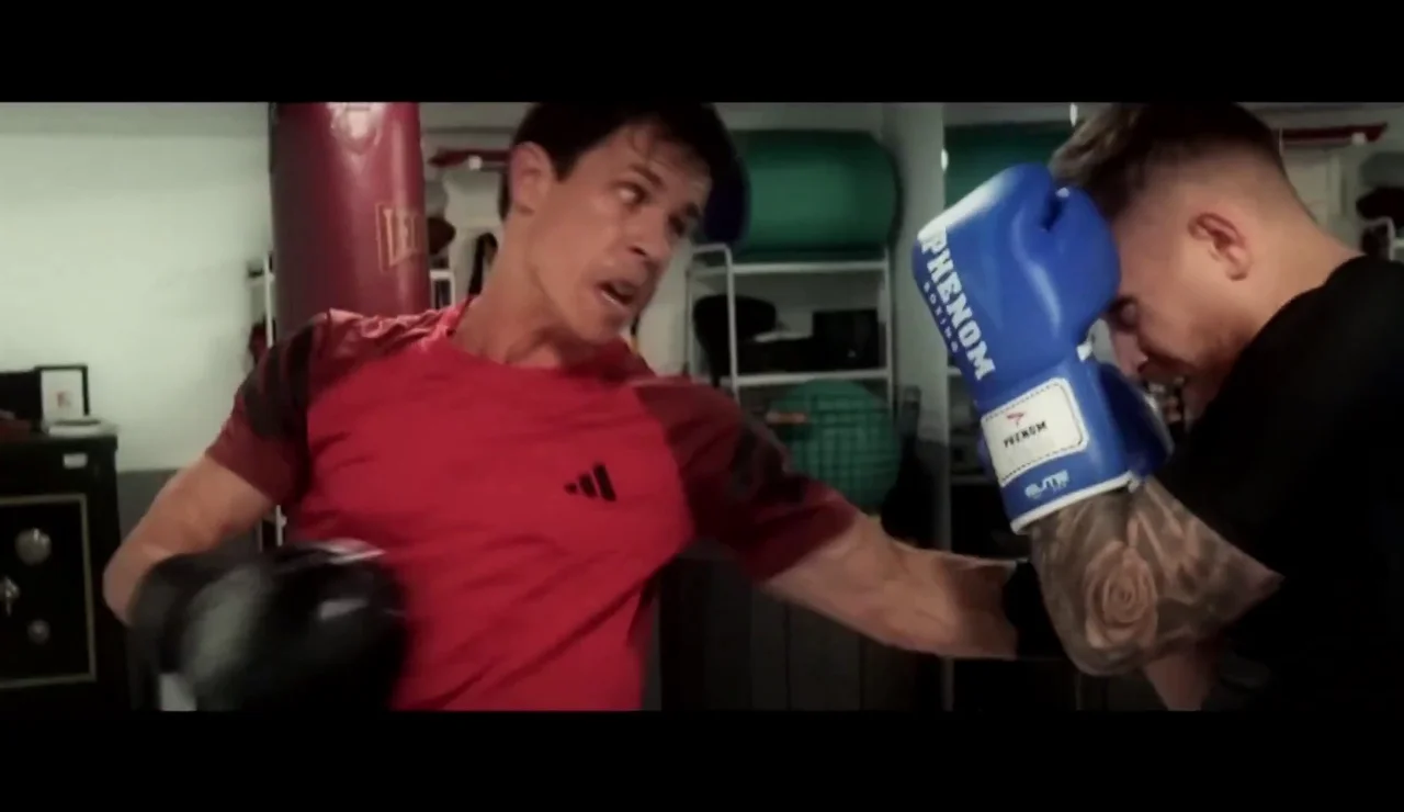 Edu Aguirre boxea con el entrenador de Ilia Topuria