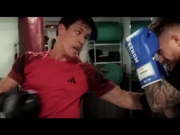 Edu Aguirre boxea con el entrenador de Ilia Topuria Edu Aguirre boxea con el entrenador de Ilia Topuria