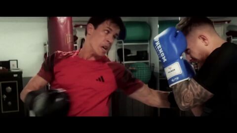 Edu Aguirre boxea con el entrenador de Ilia Topuria