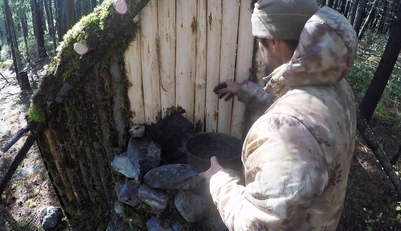 As&iacute; construye Clay la chimenea de su refugio para que sea lo m&aacute;s eficiente posible