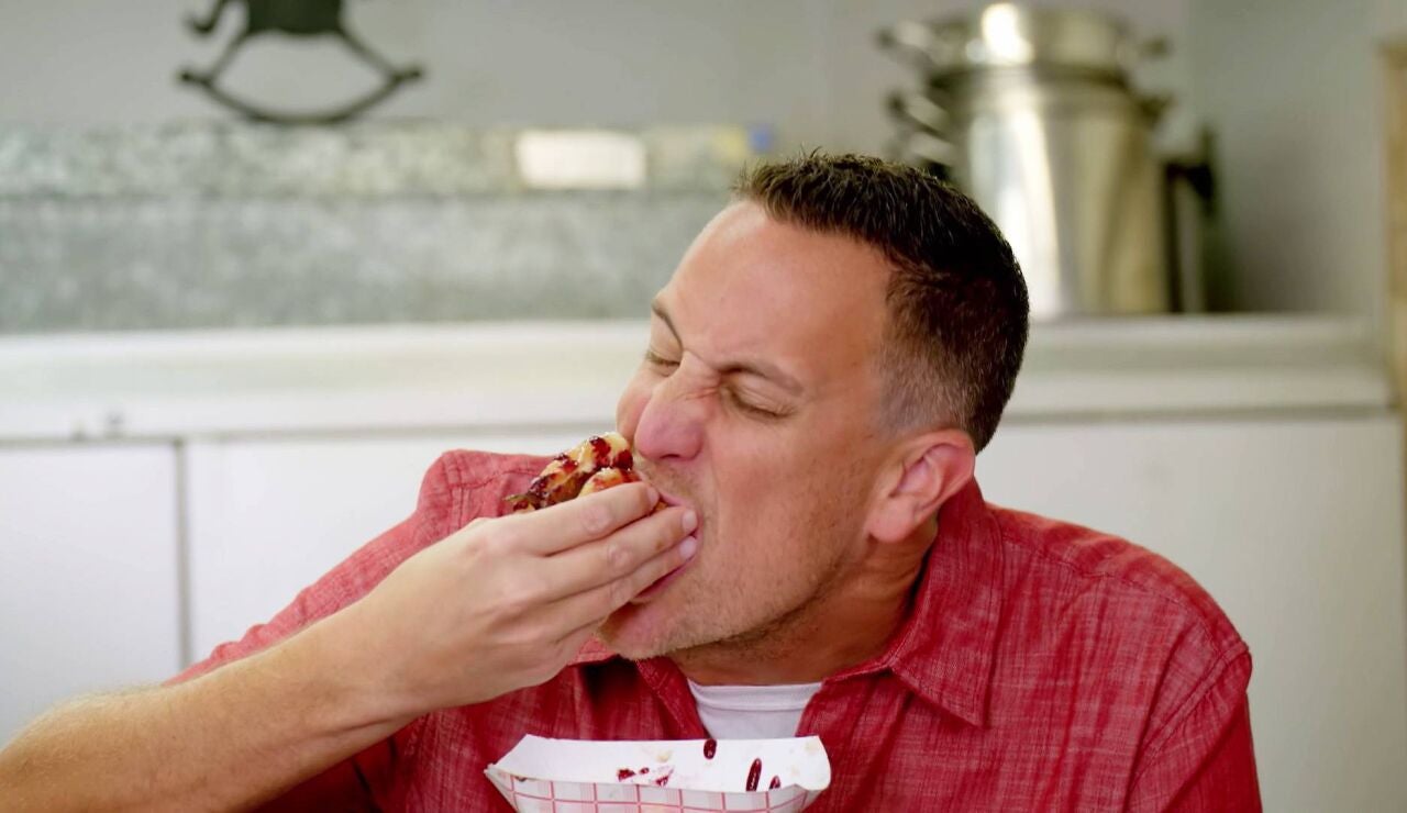 Noah Cappe prueba el sorprendente perrito con donut y mermelada de la feria de Kansas