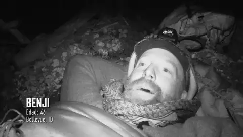 Un enorme oso negro devora las sobras de la comida de Benji mientras él prepara su nuevo refugio para el invierno Un enorme oso negro devora las sobras de la comida de Benji mientras él prepara su nuevo refugio para el invierno