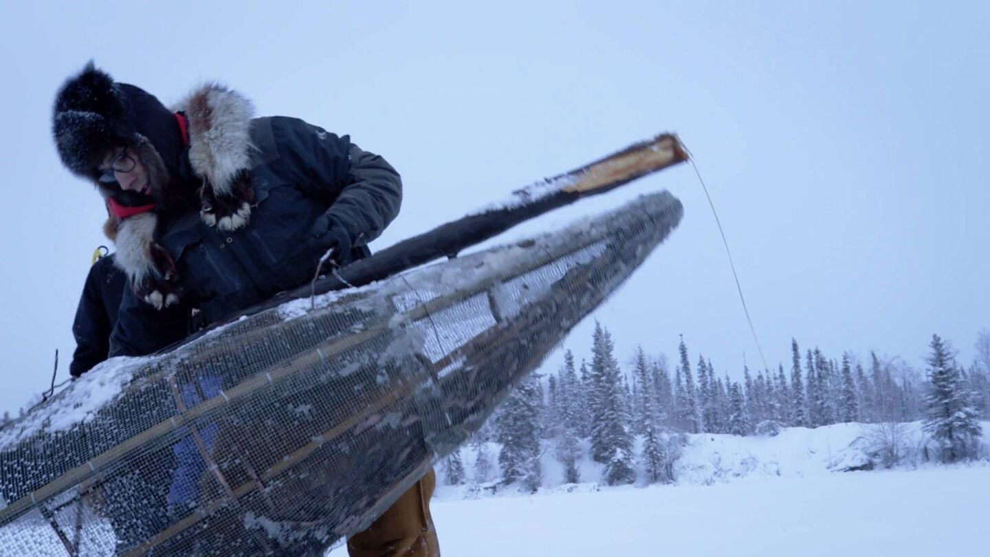 Ricko Dewilde ense&ntilde;a a sus hijos a pescar en un lago helado de Alaska siguiendo una antigua tradici&oacute;n