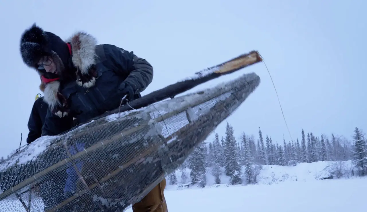 Ricko Dewilde enseña a sus hijos a pescar en un lago helado de Alaska siguiendo una antigua tradición
