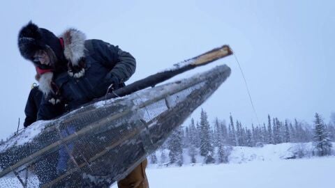 Ricko Dewilde ense&ntilde;a a sus hijos a pescar en un lago helado de Alaska siguiendo una antigua tradici&oacute;n
