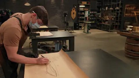 Los herreros tunean sus cuchillos a su antojo Los herreros tunean sus cuchillos a su antojo